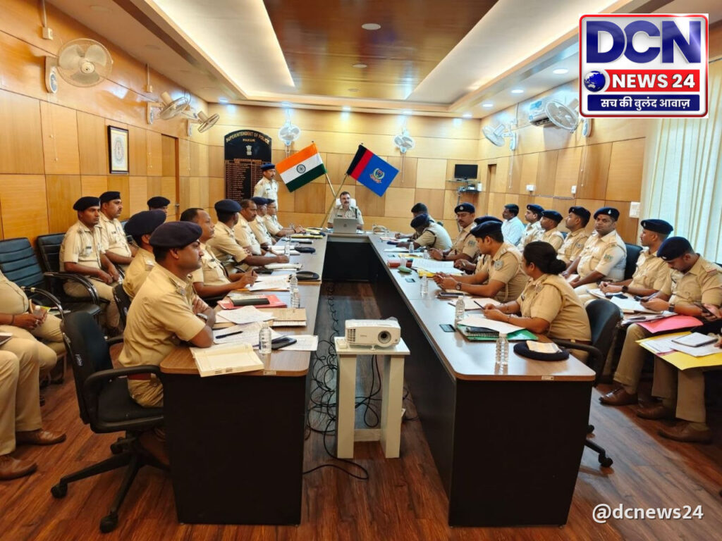 लंबित सत्यापन और परिवादों के शीघ्र निष्पादन का निर्देश पुलिस अधीक्षक ने सभी थाना एवं ओपी प्रभारियों को लंबित चरित्र सत्यापन, पासपोर्ट सत्यापन और परिवाद पत्रों का शीघ्र निष्पादन करने का निर्देश दिया। साथ ही सड़क सुरक्षा, आपातकालीन सहायता सेवा डायल-112 और साइबर अपराध से बचाव के प्रति आम लोगों को जागरू